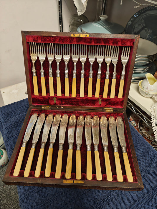 Beautiful vintage Sheffield silver plated cutlery set