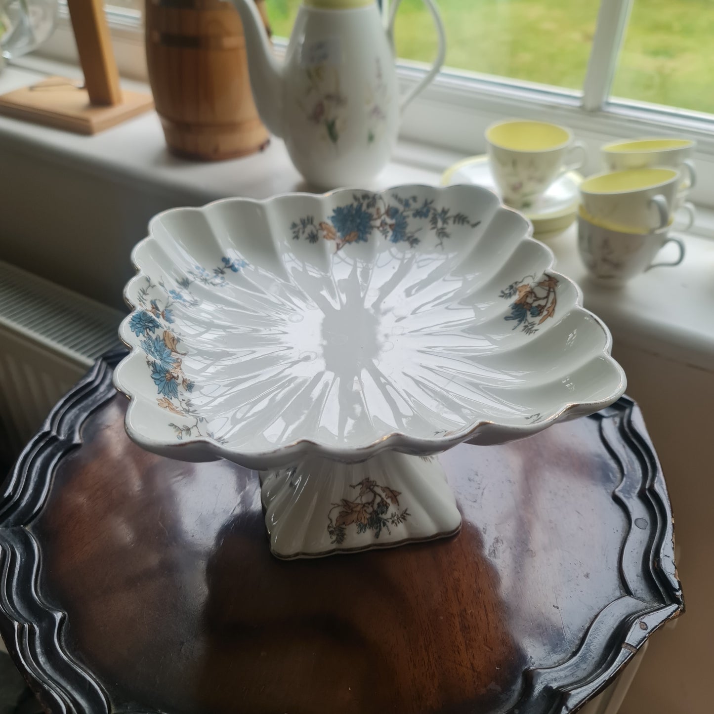 Fantastic vintage cake stand -minor loss of gold edge