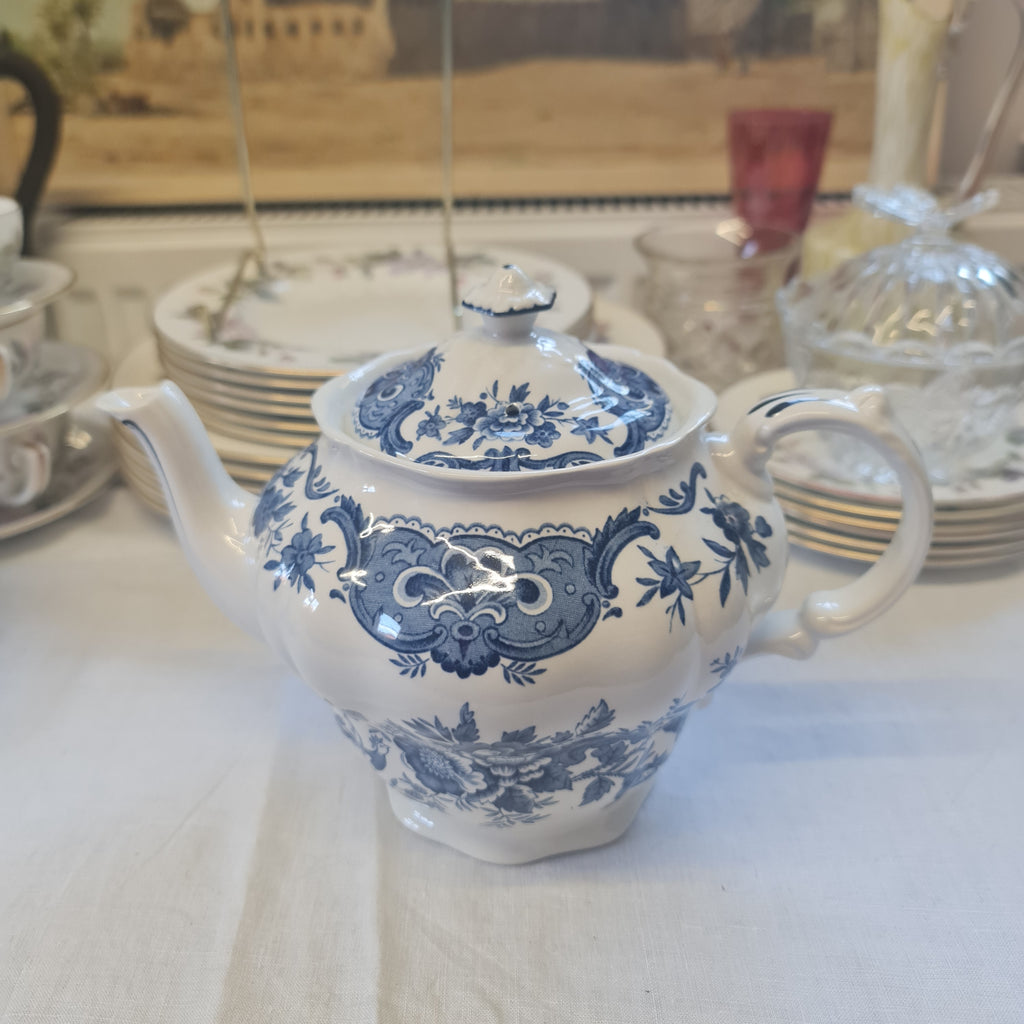Staffordshire RIDGWAY Windsor Blue Tea Pot- Minor Chip on Rim
