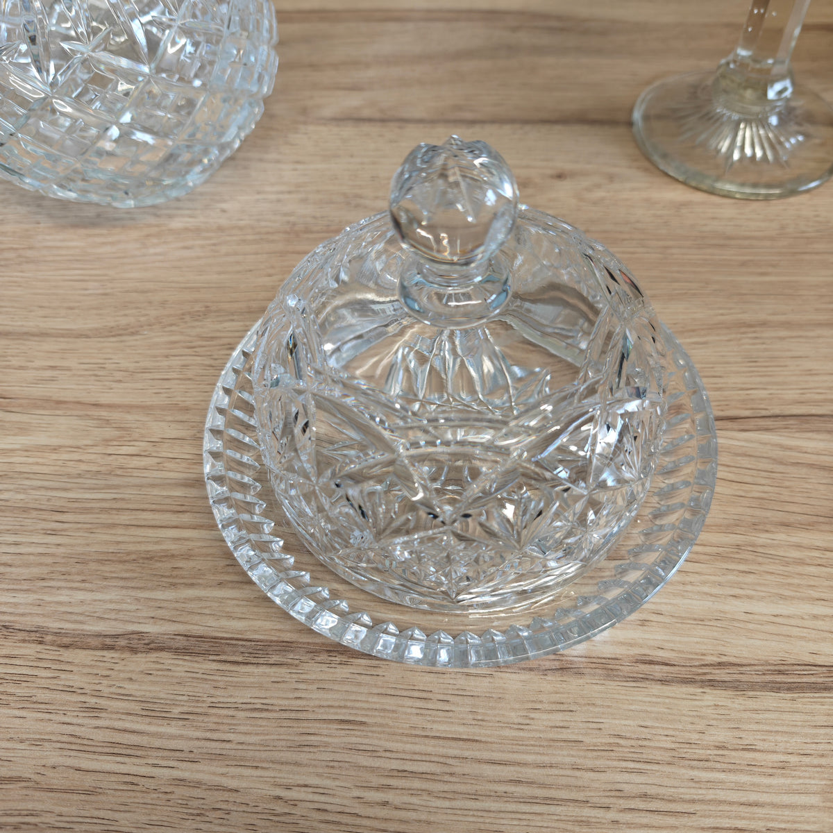 Quality Cut crystal cheese cloche with  diamond cross-hatching