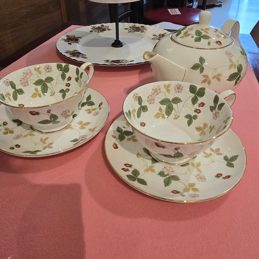 Wedgwood Fine Bone China Set - Wild Strawberry 🍓