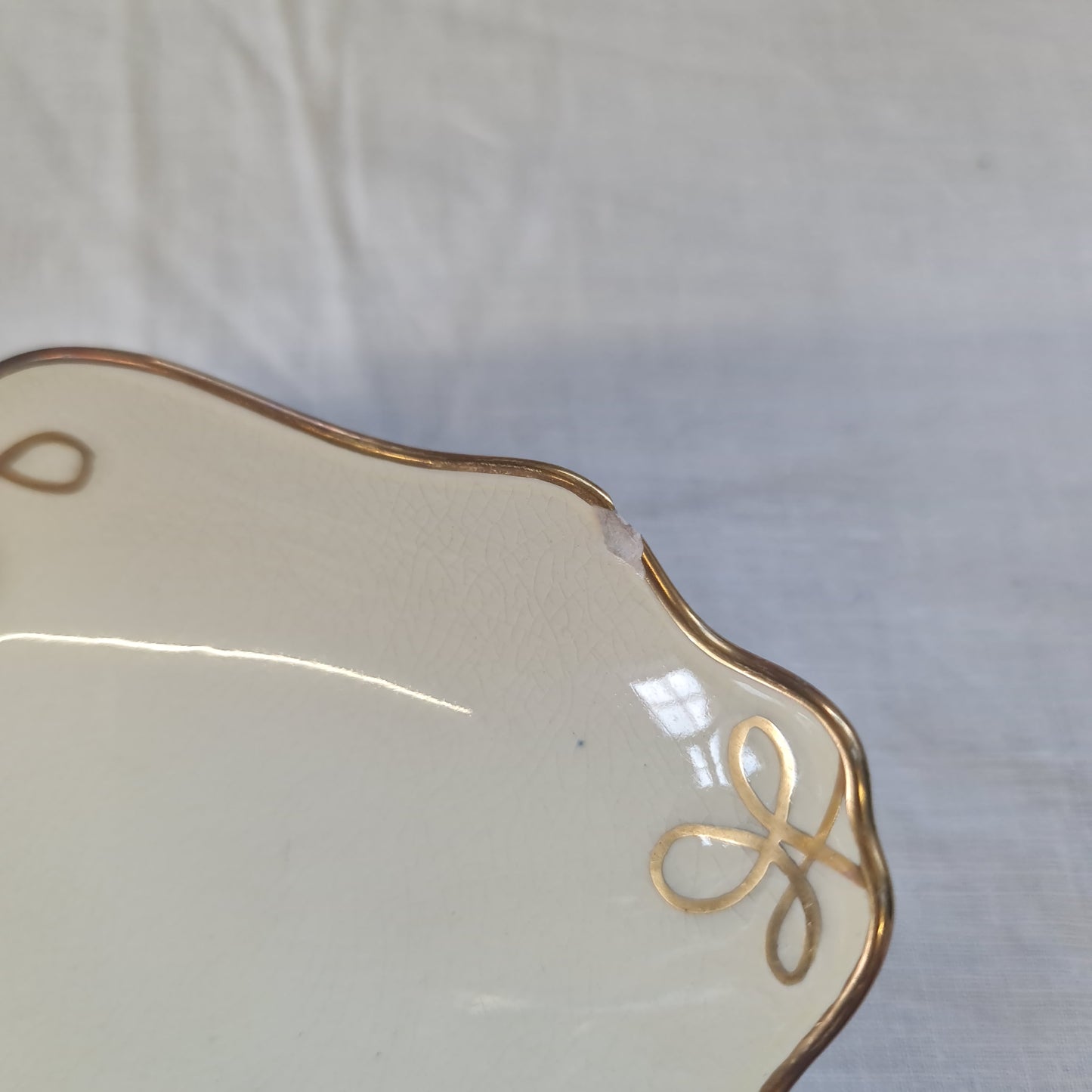 Carltoneare dainty ovalshaoe dish - with minor chip in edge and base