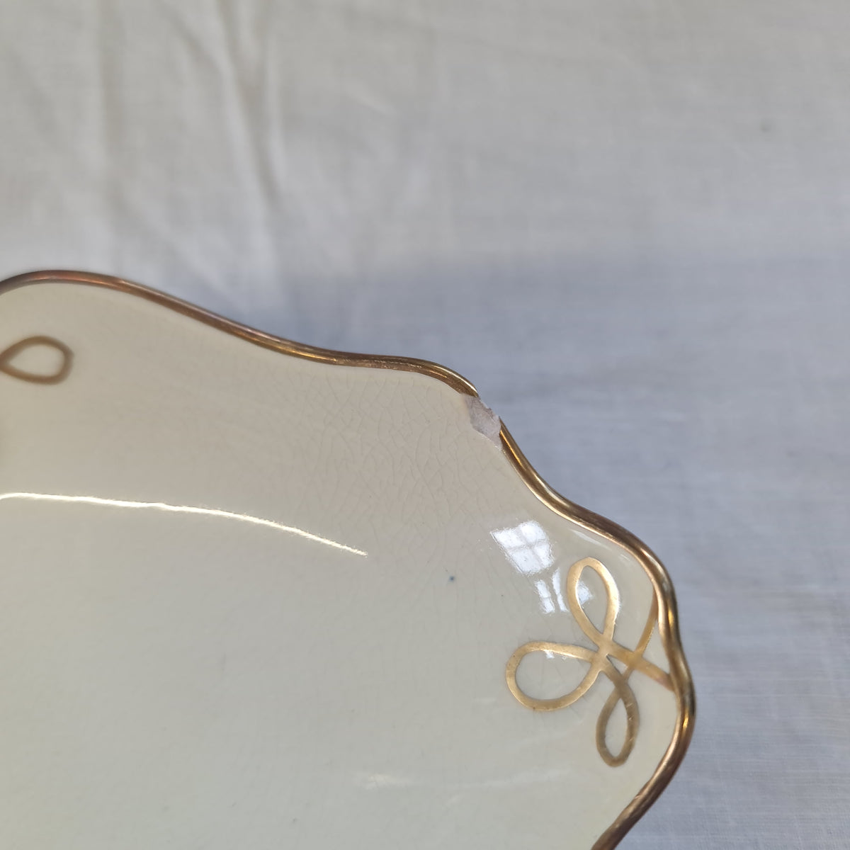 Carltoneare dainty ovalshaoe dish - with minor chip in edge and base