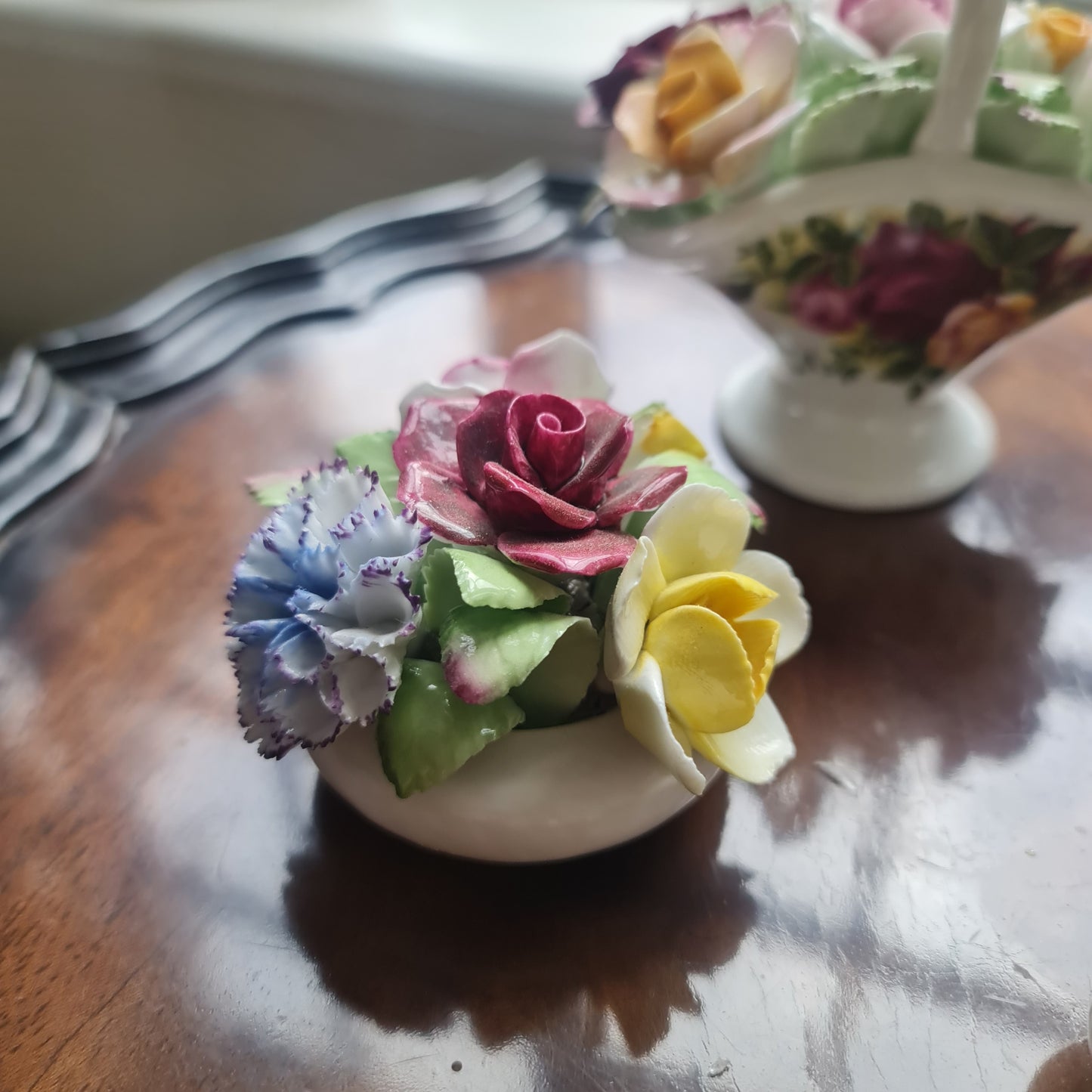 4 x pieces of rare Royal Albert and Royal Doulton floral trinket.