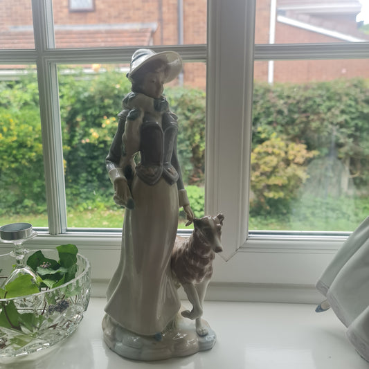 Fantastic  14.5” NADAL LLADRO #853 LADY WOMAN FIGURINE WITH BONNET & SCARF WALKING DOG