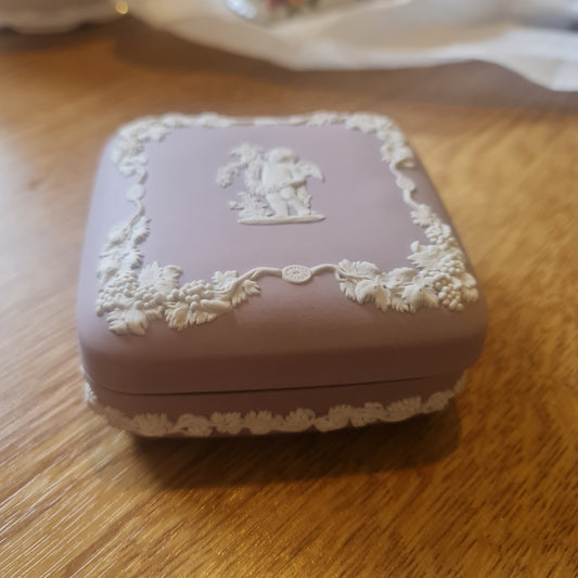 Wedgwood jasperware lilac safekeeping box -1850- 1890