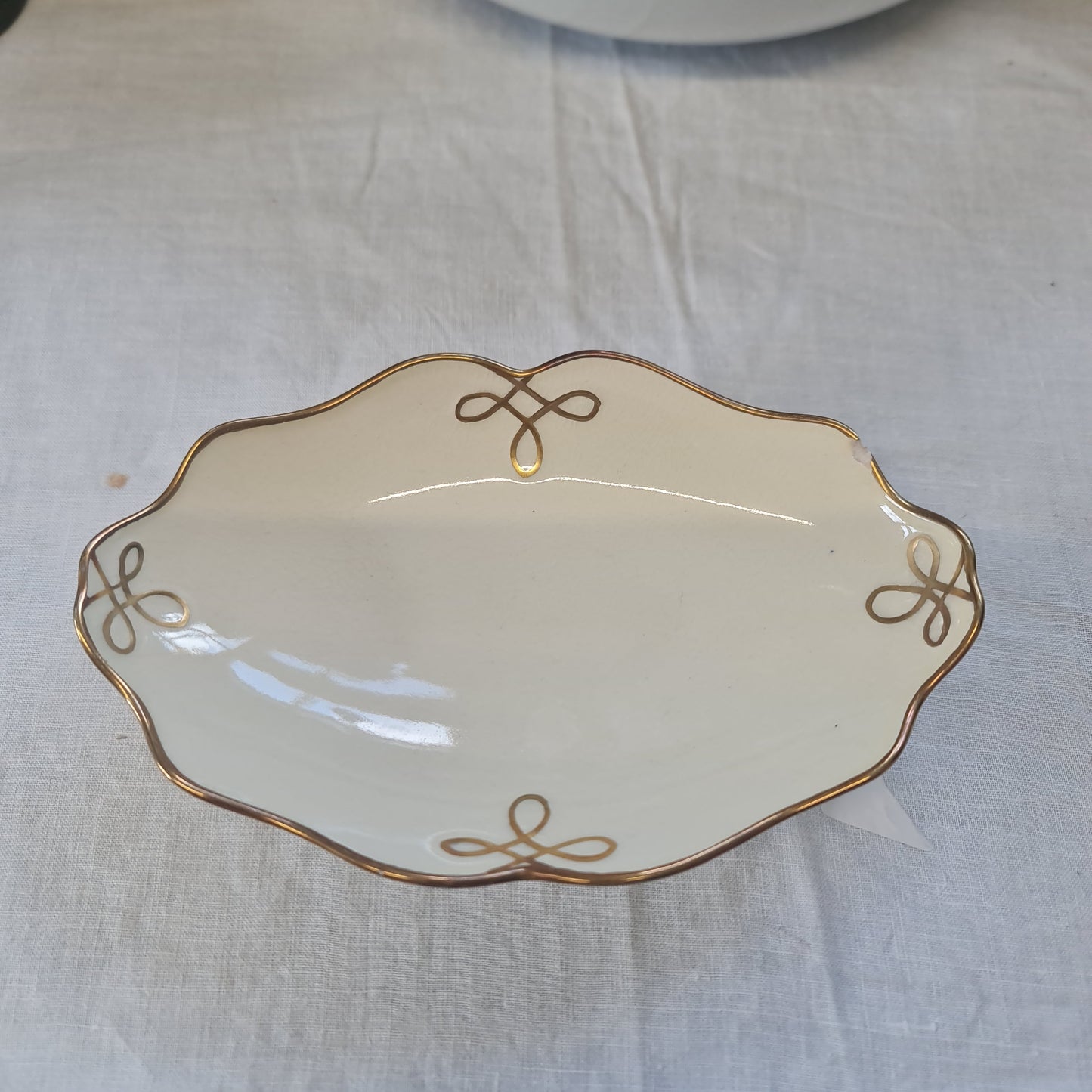 Carltoneare dainty ovalshaoe dish - with minor chip in edge and base