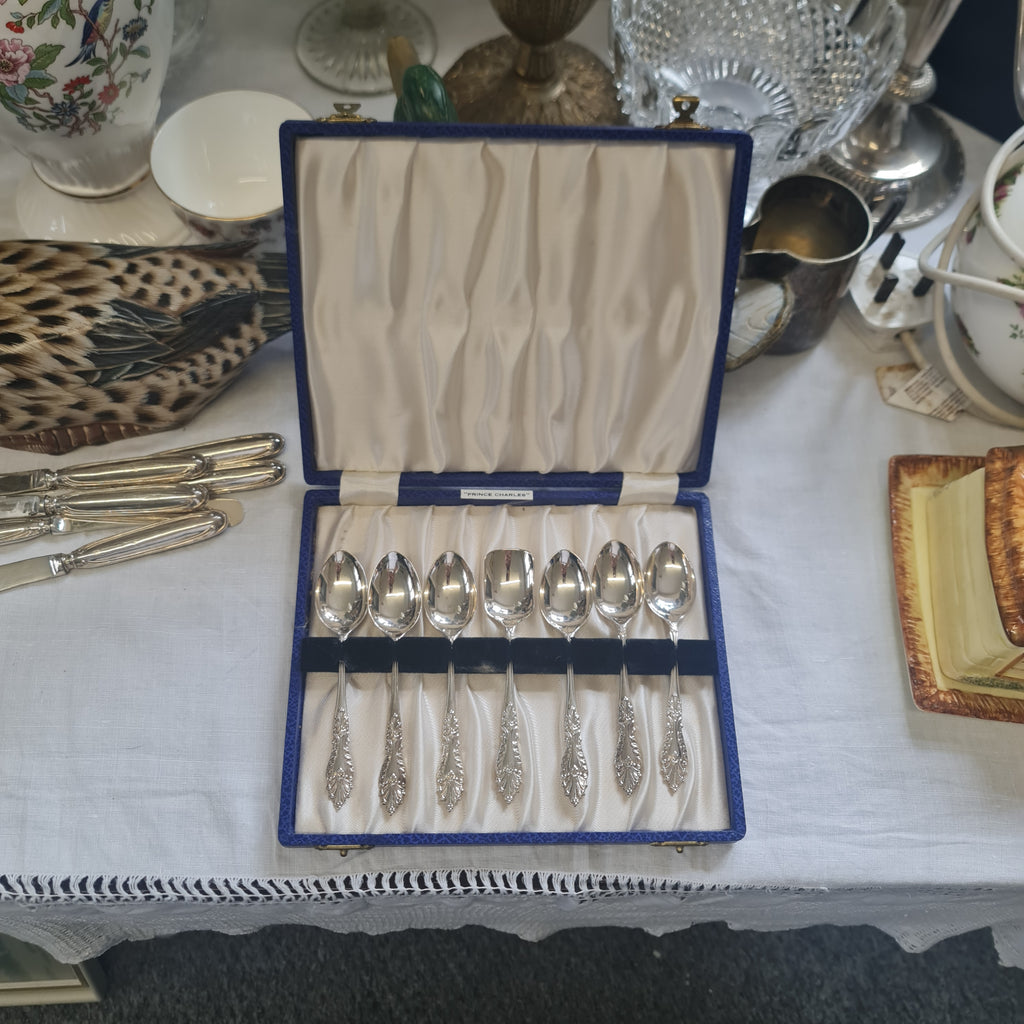 Vintage high quality Sheffield silver tea spoon set- weight 38 gms