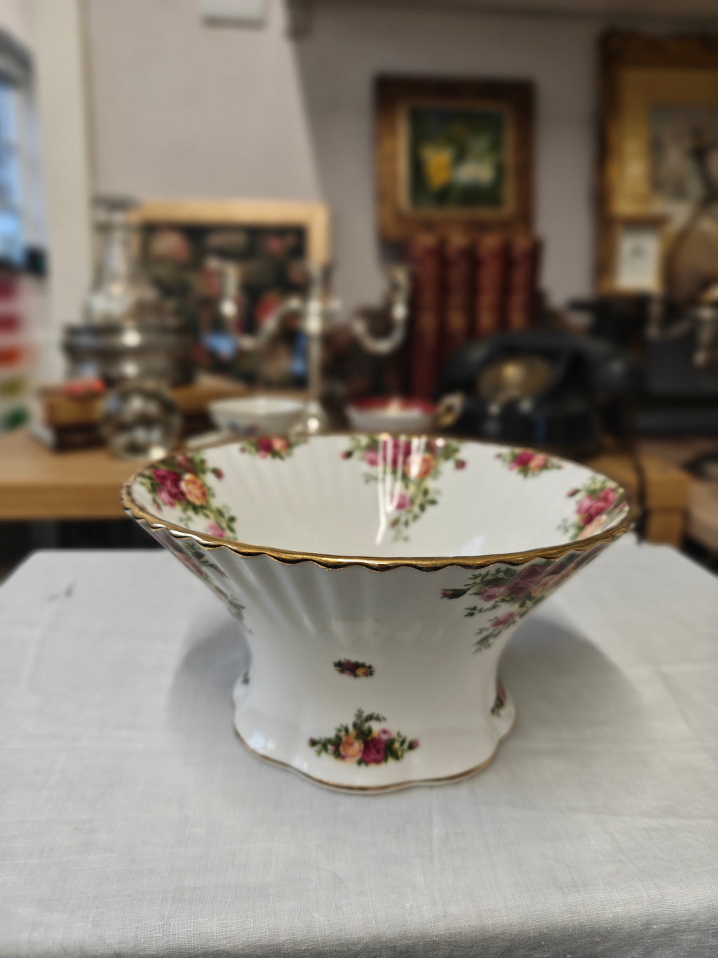 VINTAGE ROYAL ALBERT OLD COUNTRY ROSE LARGE FLUTED FOOTED BOWL