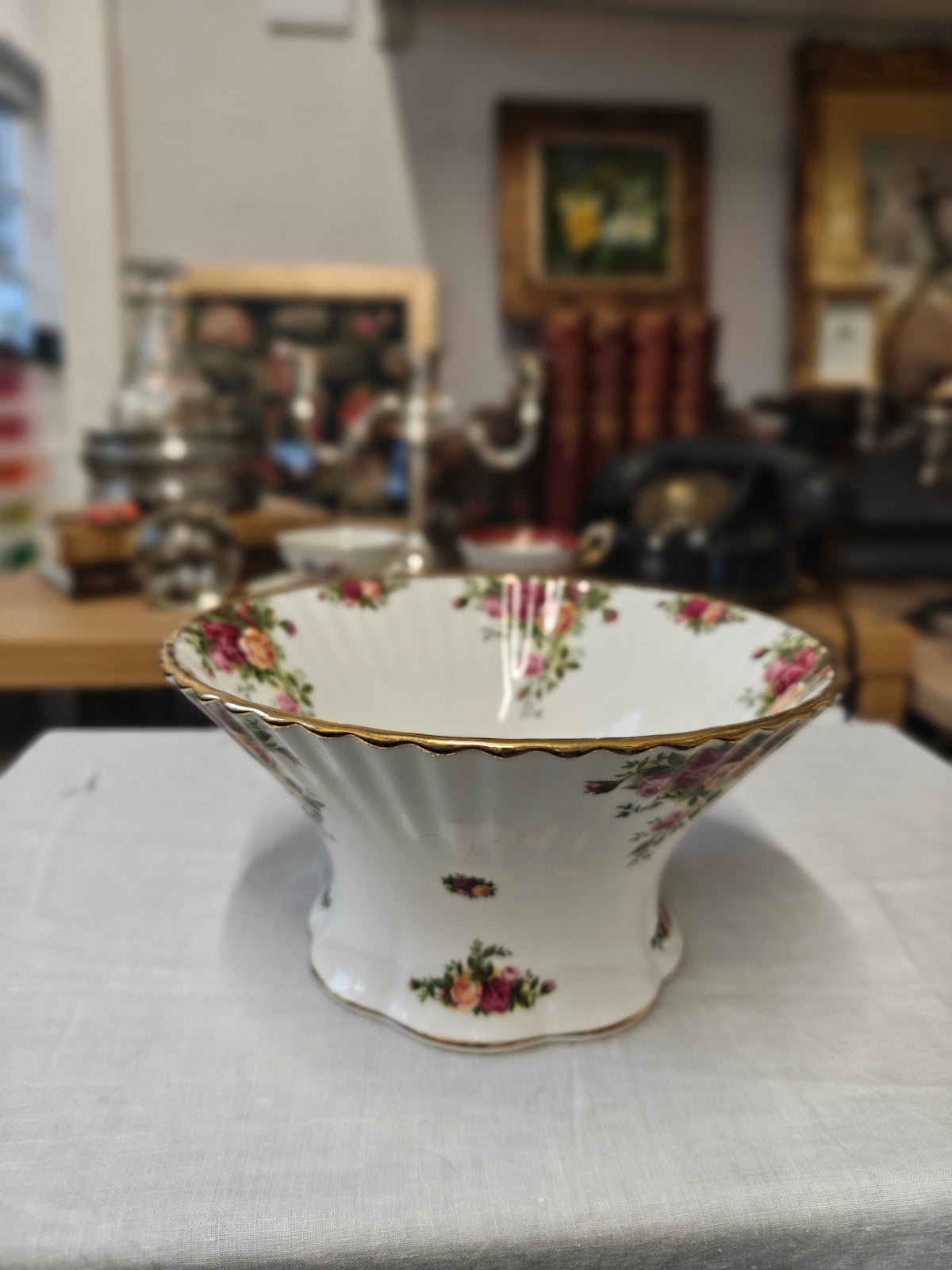 VINTAGE ROYAL ALBERT OLD COUNTRY ROSE LARGE FLUTED FOOTED BOWL
