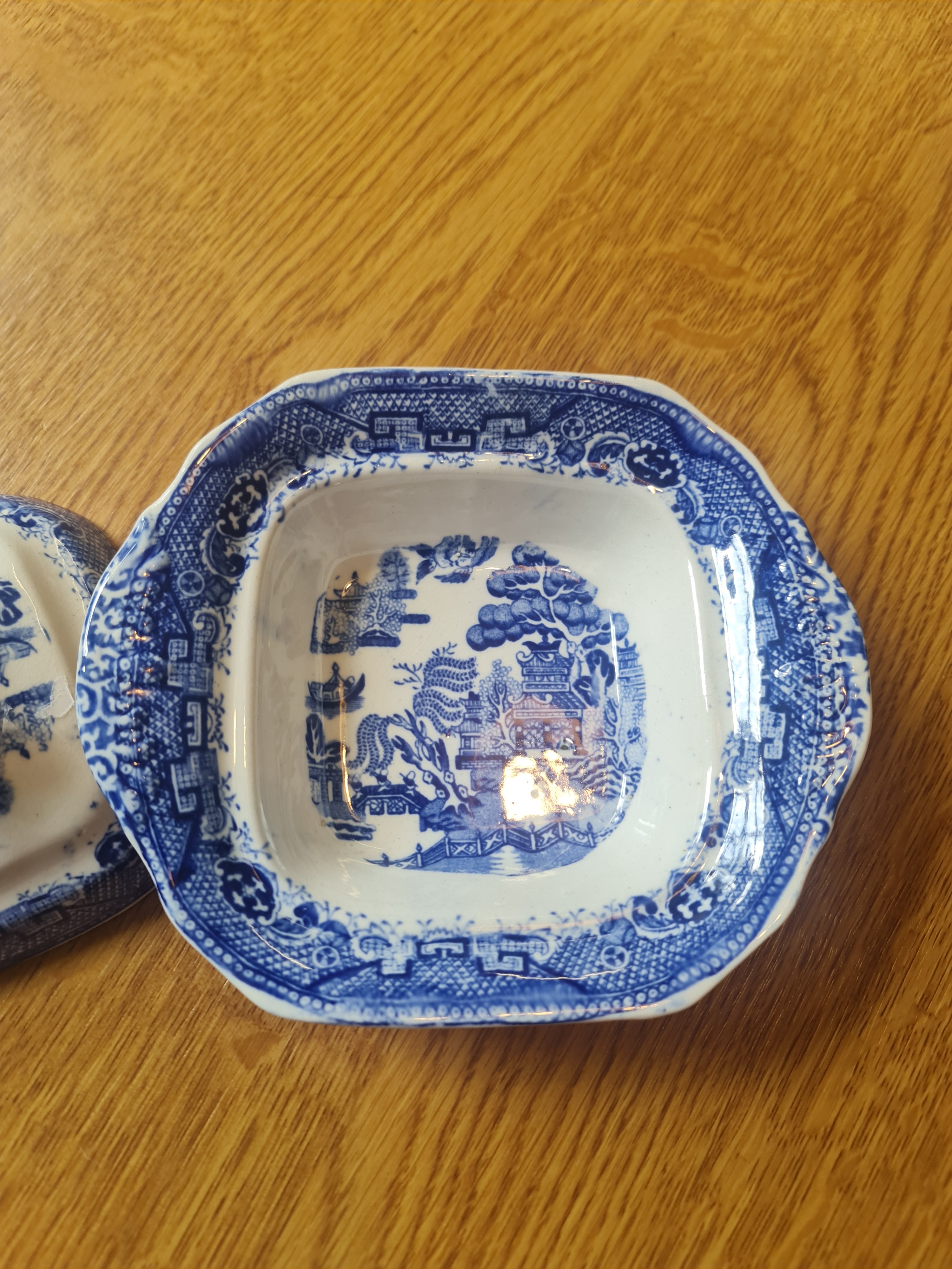 Antique pearlware blue and white dish with lid - minor nip on base