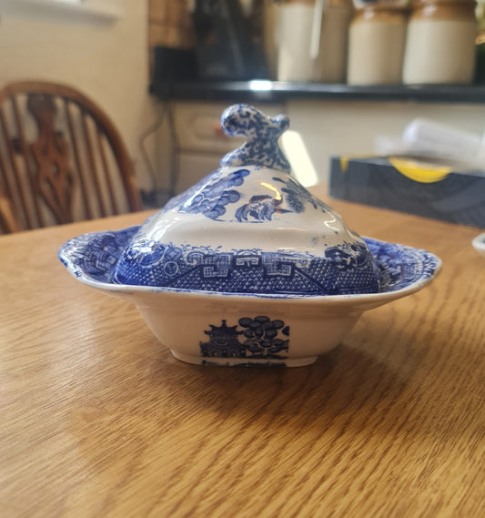 Antique pearlware blue and white dish with lid - minor nip on base