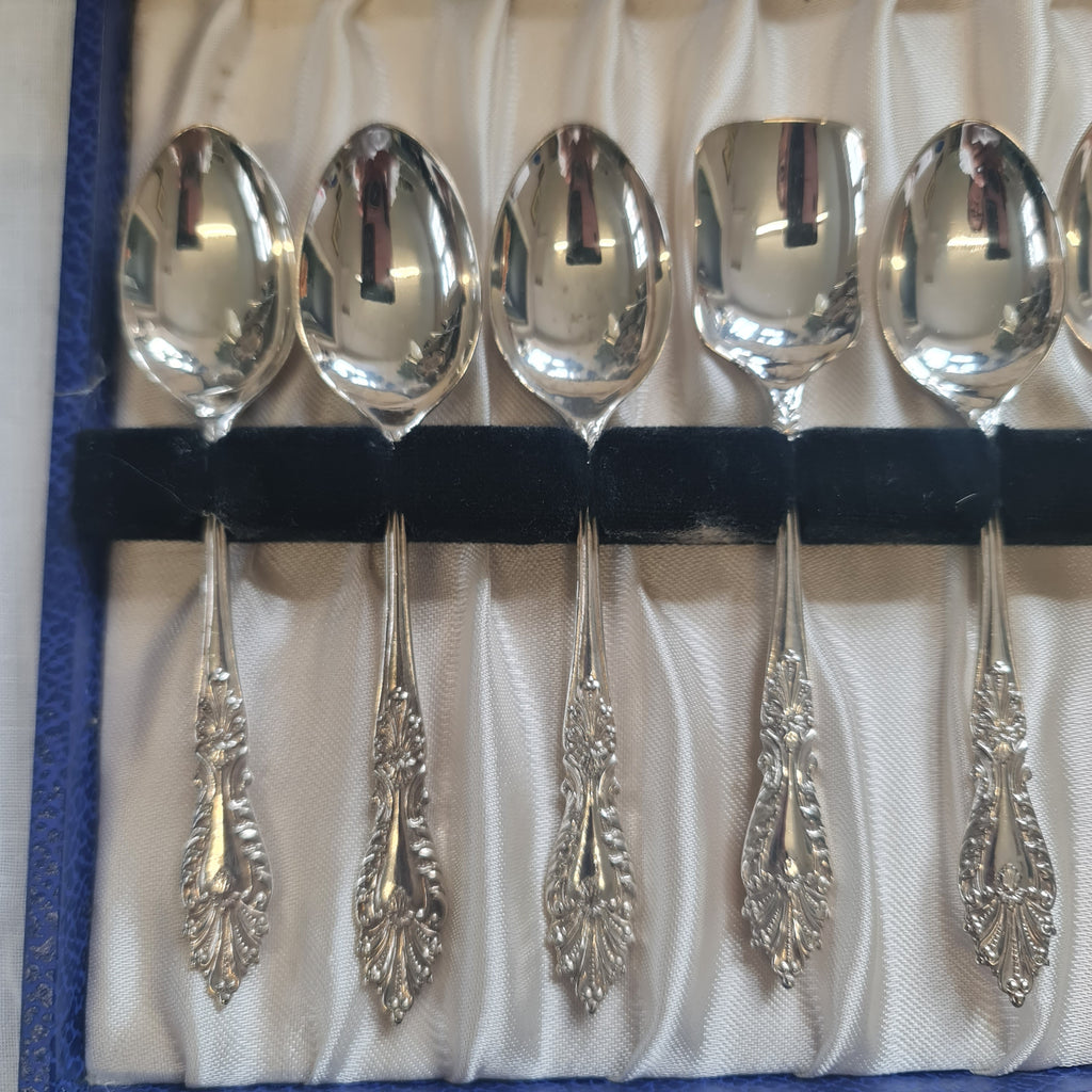 Vintage high quality Sheffield silver tea spoon set- weight 38 gms