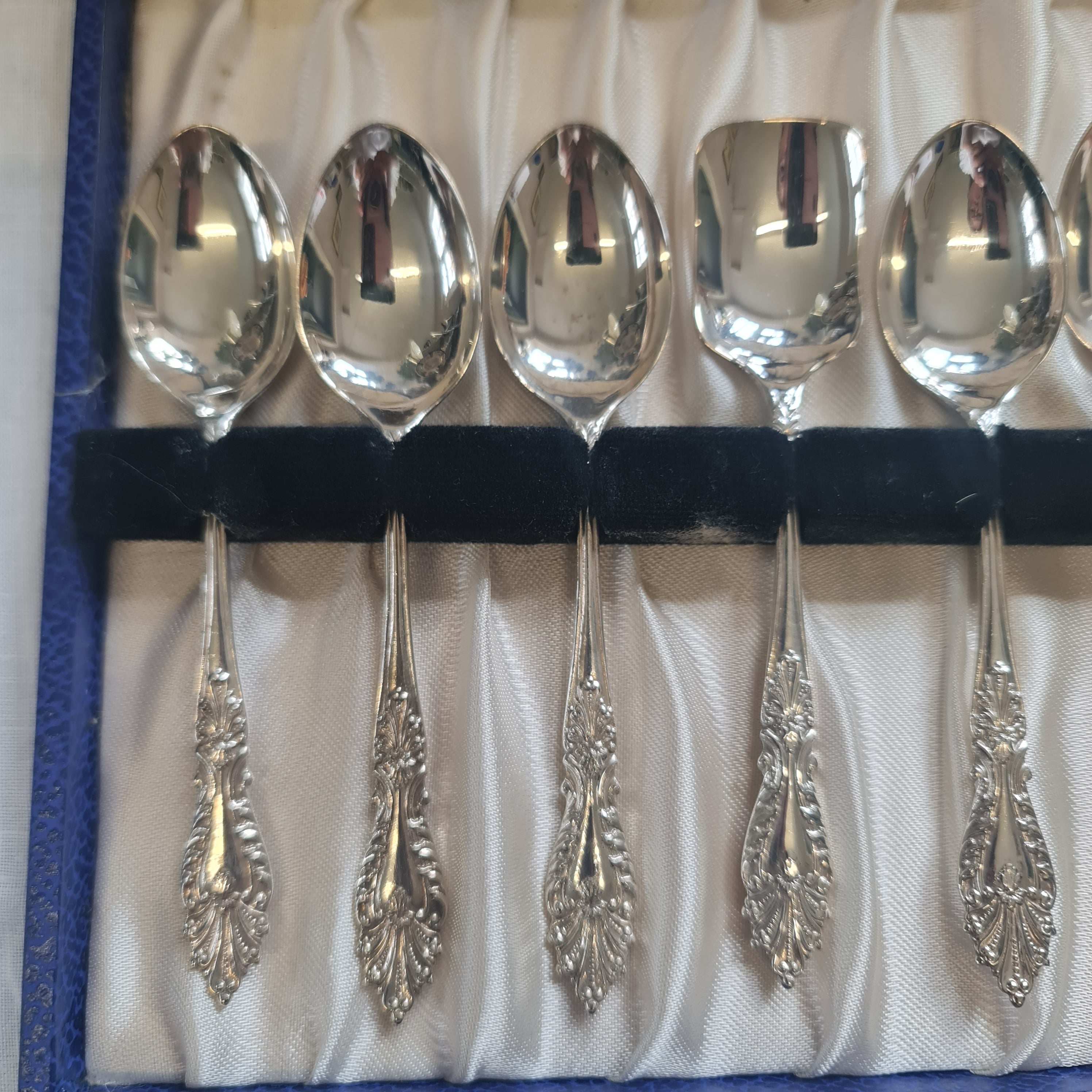 Vintage high quality Sheffield silver tea spoon set- weight 38 gms