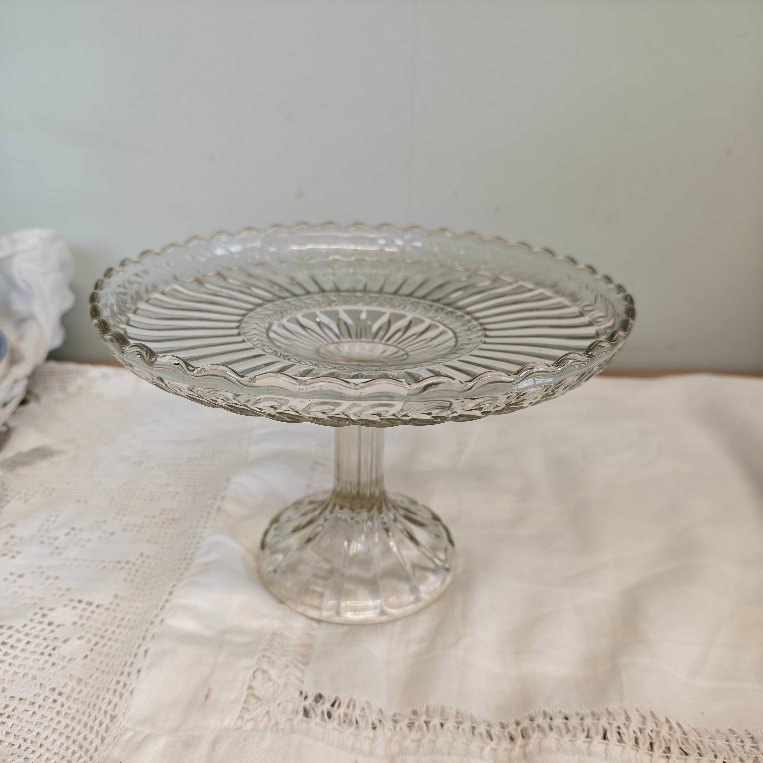 Stunning Vintage pressed glass cake stand 23 x 15cm