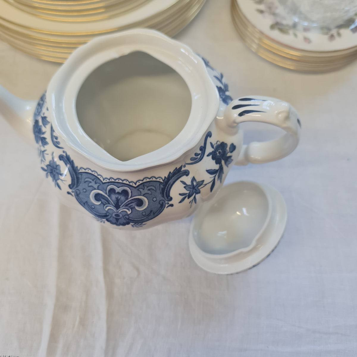 Staffordshire RIDGWAY Windsor Blue Tea Pot- Minor Chip on Rim