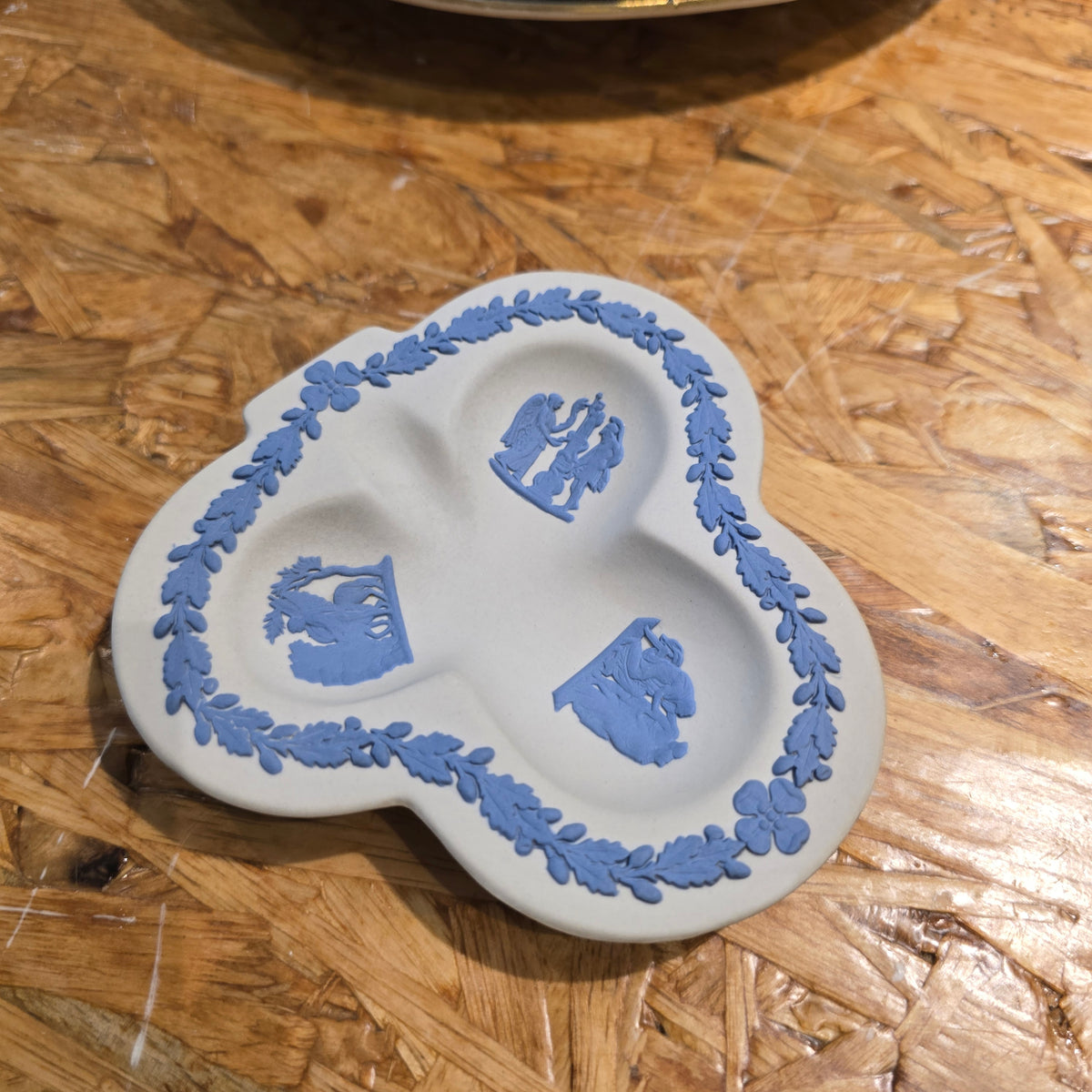 Rare Wedgwood white and blue jasperware trinket dish