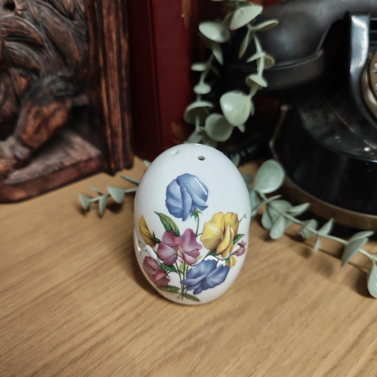 Vintage cute eggs shape salt canister