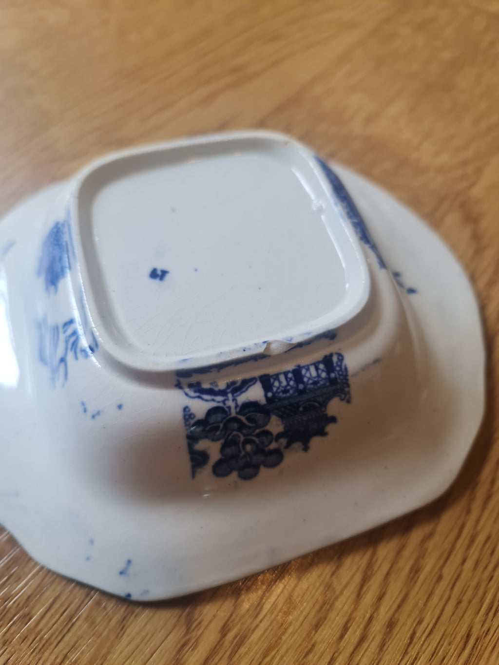 Antique pearlware blue and white dish with lid - minor nip on base