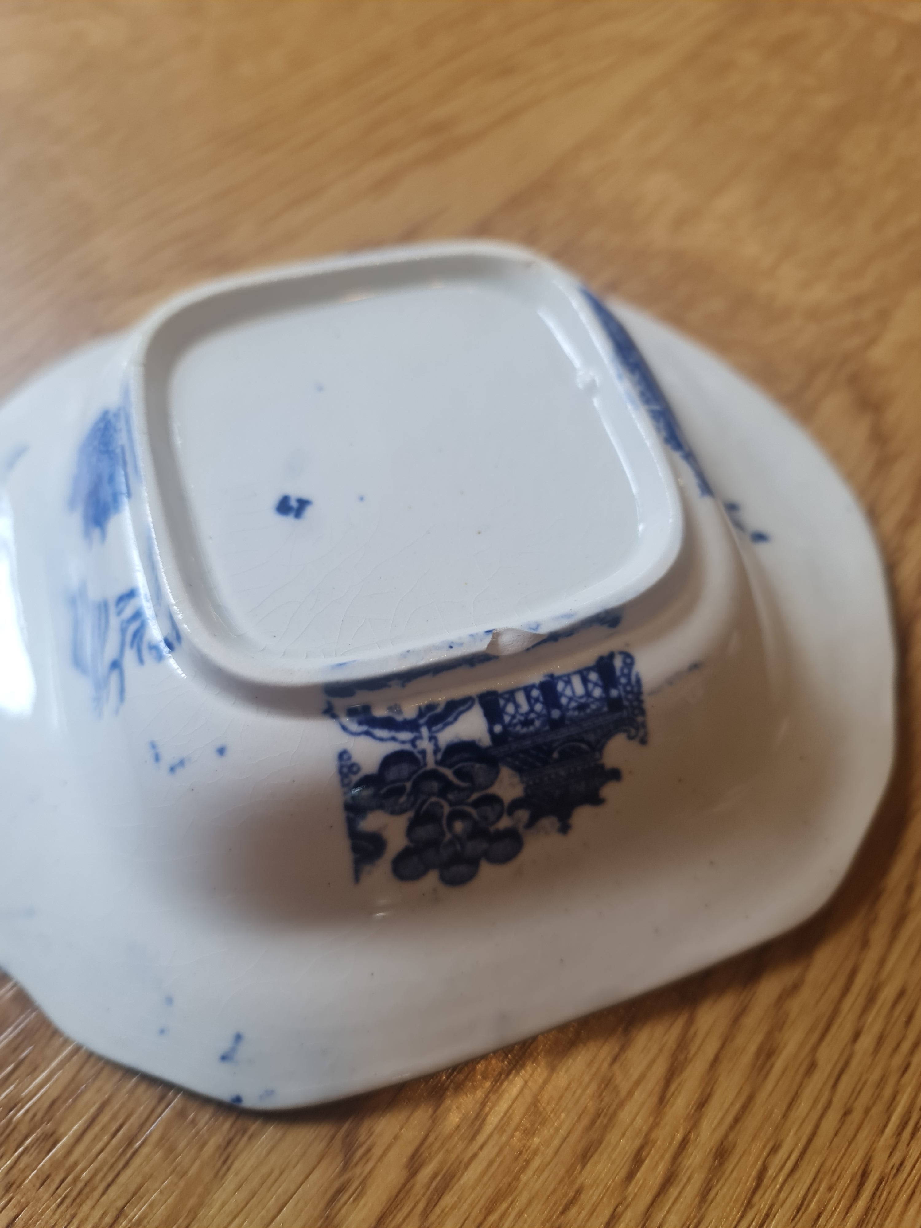Antique pearlware blue and white dish with lid - minor nip on base