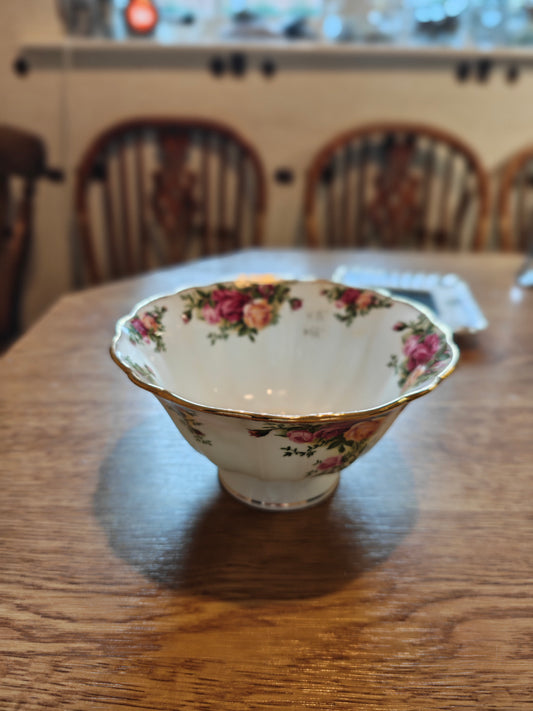 Rare Royal Albert Old Country Rose Bowl -1962 version made in England W 16.5 x h 8.9 cm