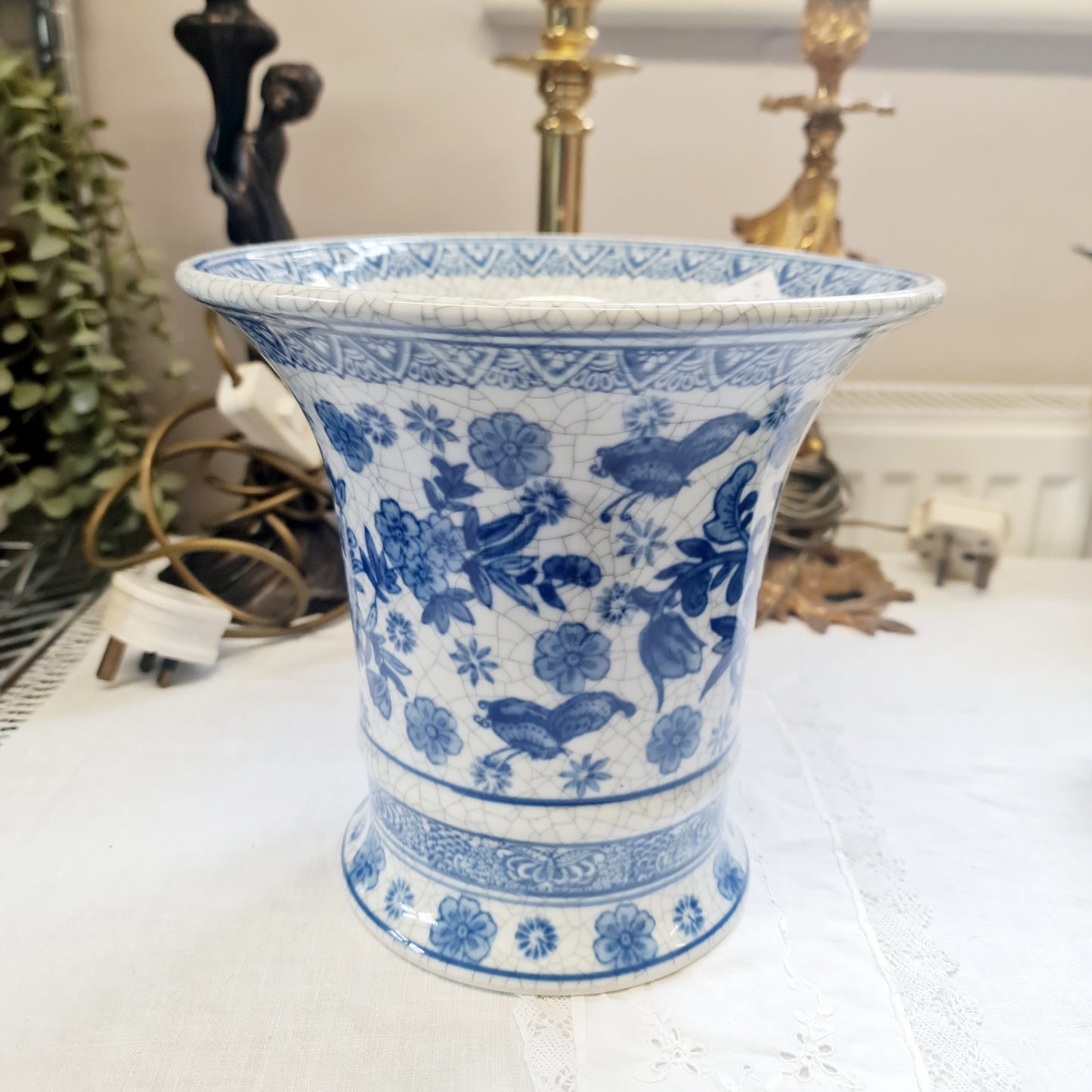 Lovely vintage cracker design hand painted big vase