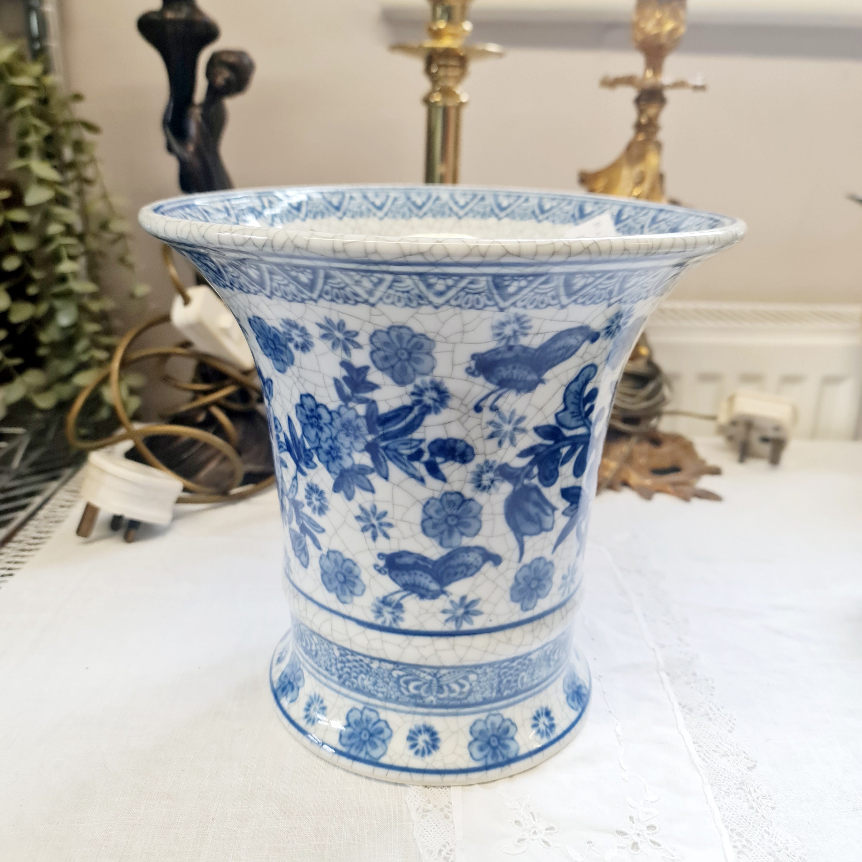 Lovely vintage cracker design hand painted big vase