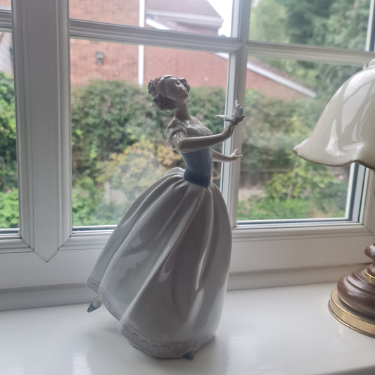LLADRO Magnificent Porcelain Figurine 'Girl Dancing with a Butterfly'