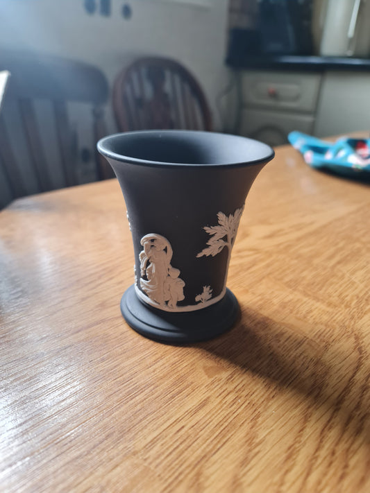WEDGWOOD ENGLAND JASPERWARE BLACK  OLYMPUS CHERUBS POSY VASE  1963