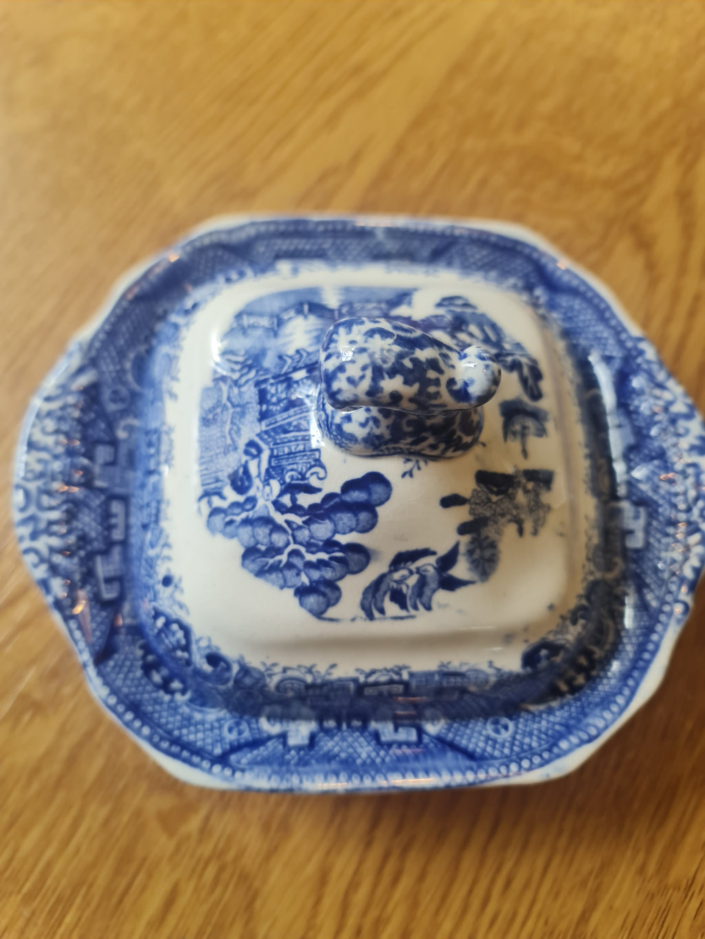 Antique pearlware blue and white dish with lid - minor nip on base