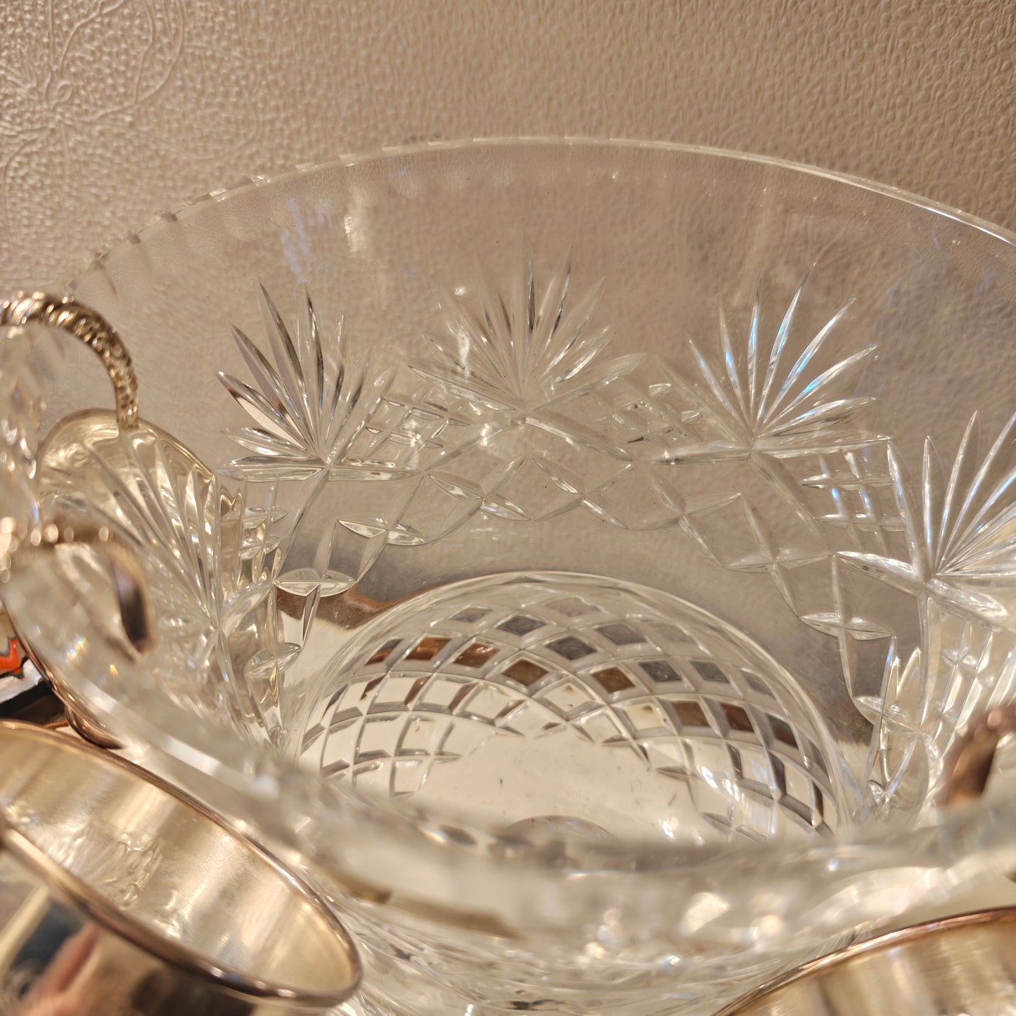 Gorgeous Vintage high quality hand cut crystal with 4 x silver plated cups