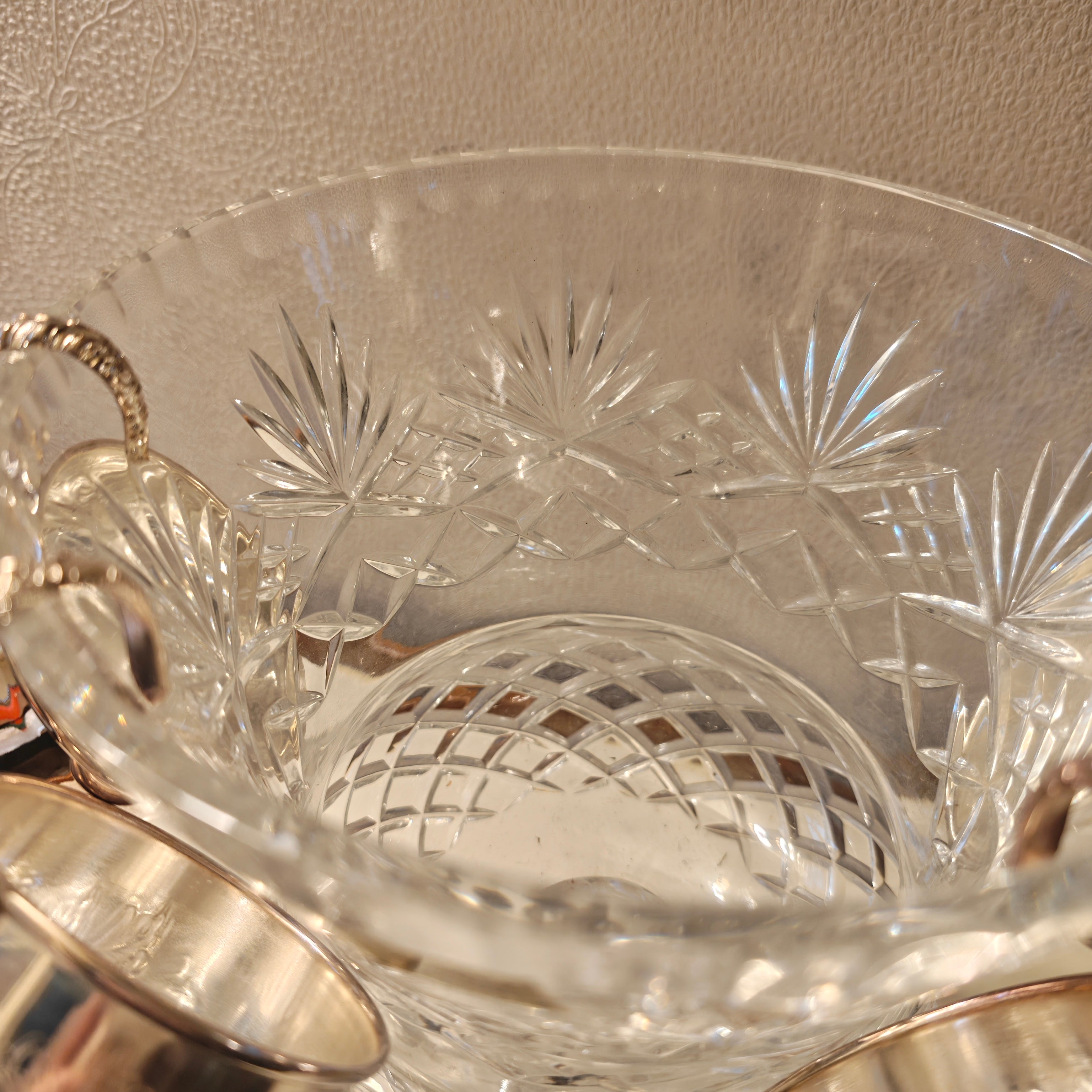 Gorgeous Vintage high quality hand cut crystal with 4 x silver plated cups
