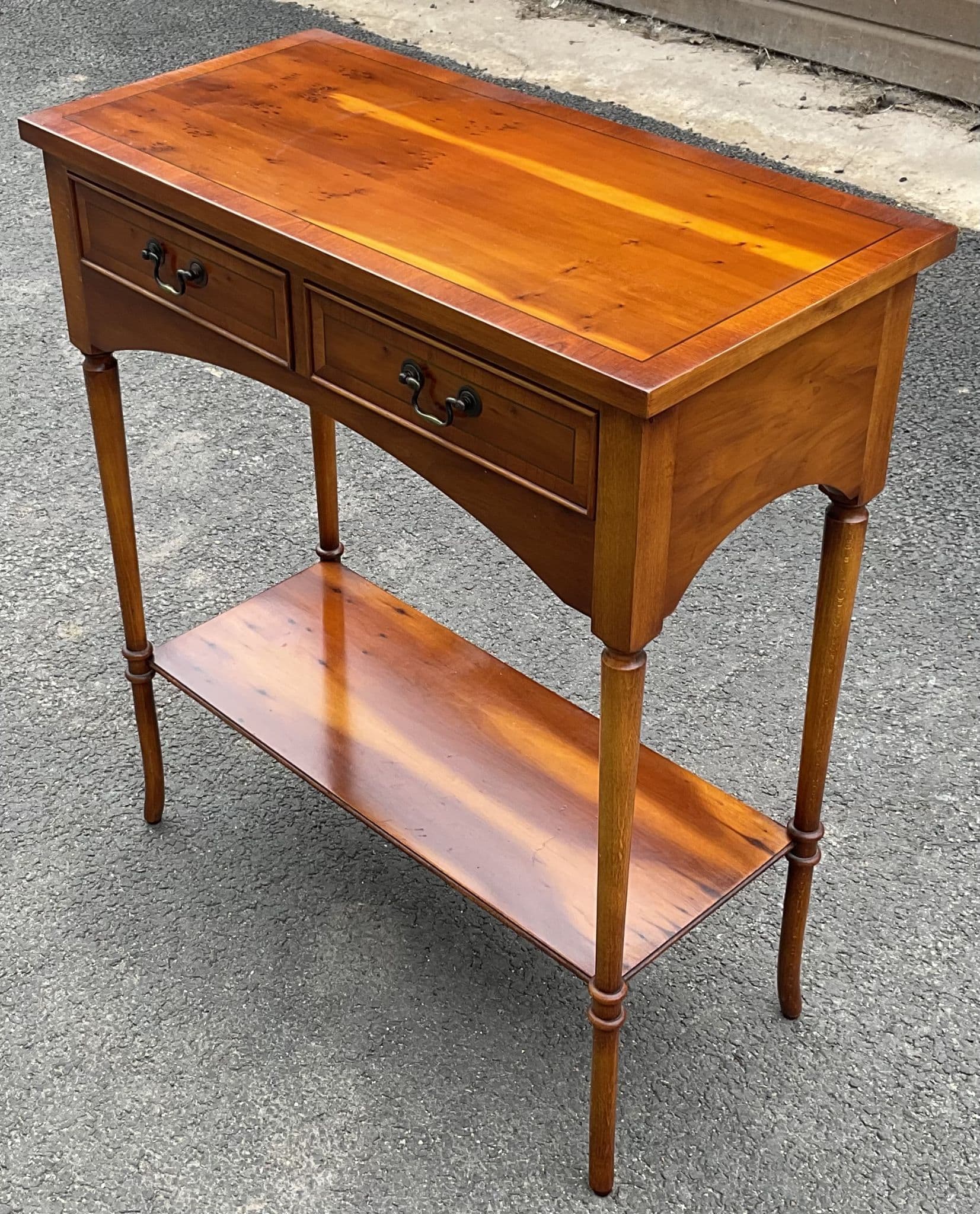 [Pre-Order]Good quality yew wood side table raised on turned legs.